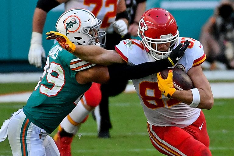 Kansas City Chiefs tight end Travis Kelce (87) runs the ball past Miami Dolphins free safety Brandon Jones (29)