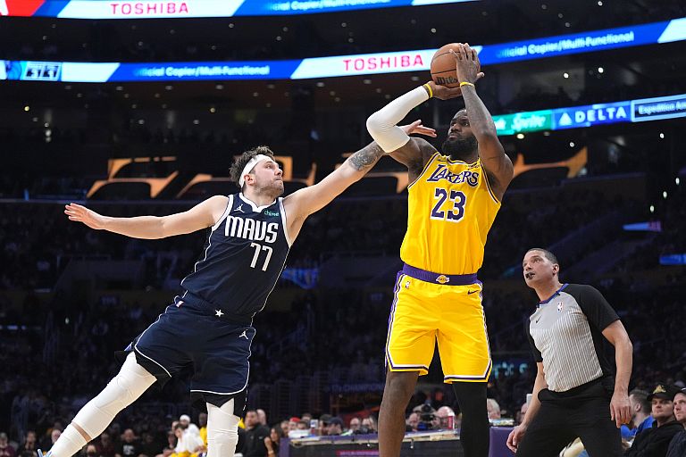 Los Angeles Lakers forward LeBron James (23) shoots the ball against Dallas Mavericks guard Luka Doncic