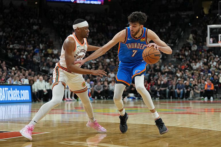 Oklahoma City Thunder forward Chet Holmgren (7) dribbles against San Antonio Spurs guard Malaki Branham