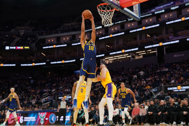 Golden State Warriors guard Jerome Robinson (18) dunks the ball over Los Angeles Lakers guard Dylan Windler