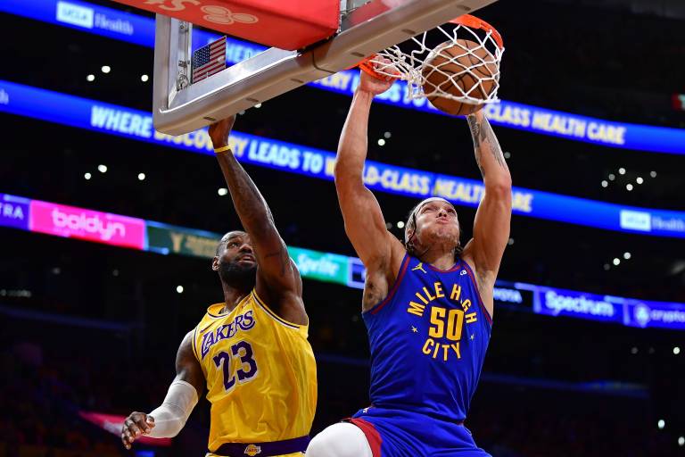 Denver Nuggets forward Aaron Gordon (50) dunks for the basket ahead of Los Angeles Lakers forward LeBron James