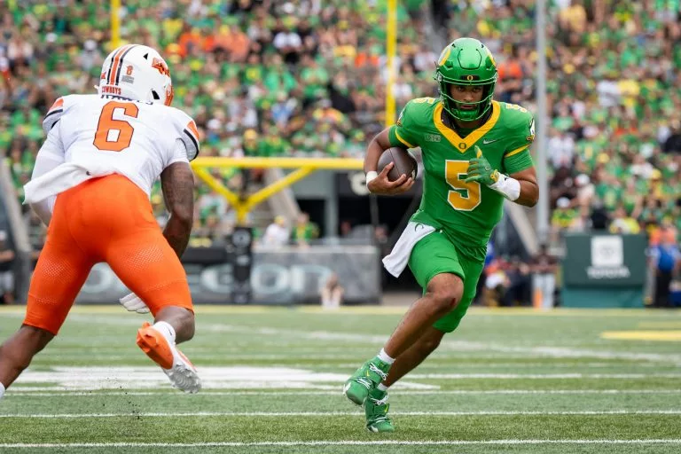 Dante Moore looks to lead the Ducks over the Wildcats