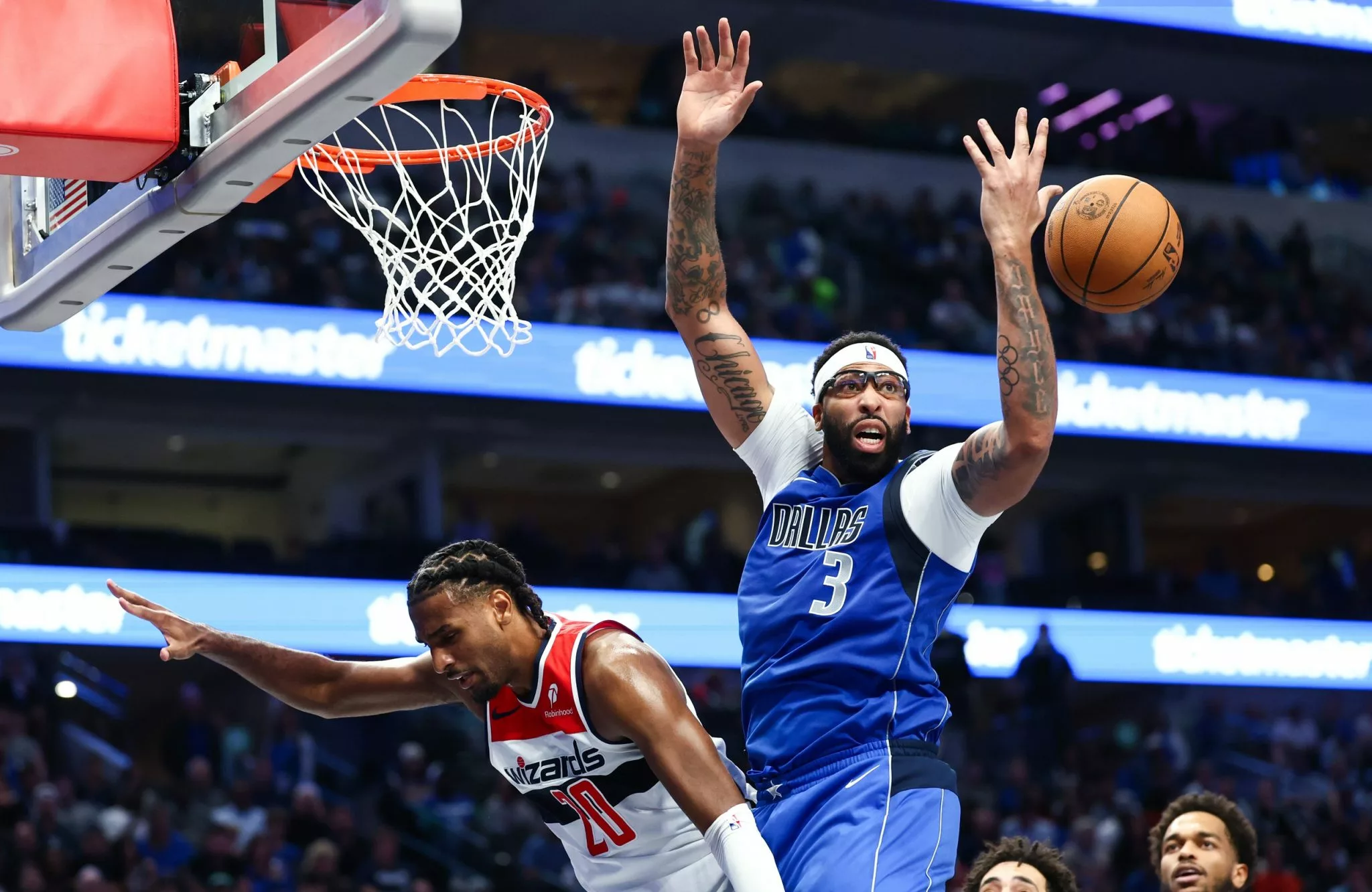 Anthony Davis looks to lead the Mavericks over the Raptors