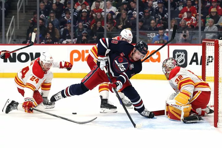 Jonathan Toews looks to lead the Jets over the Penguins