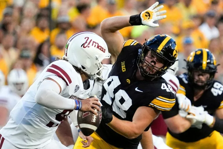 Northern Illinois Huskies vs Massachusetts Minutemen Picks and Prediction