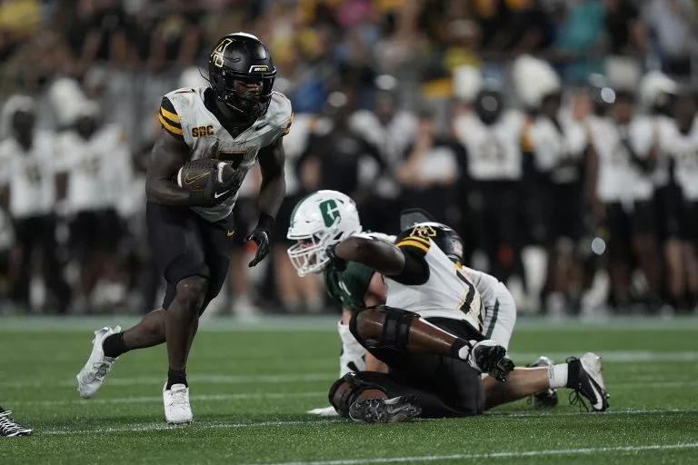 Rashod Dubinion looks to lead the Moutaineers over the Eagles