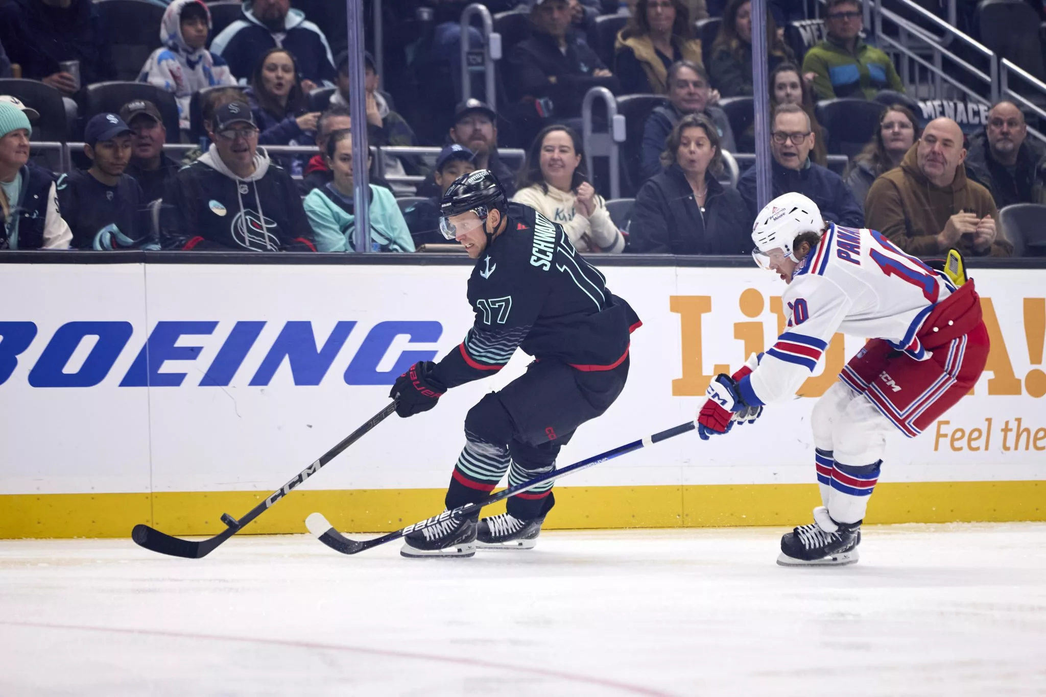 Jaden Schwartz looks to lead the Kraken over the Blackhawks